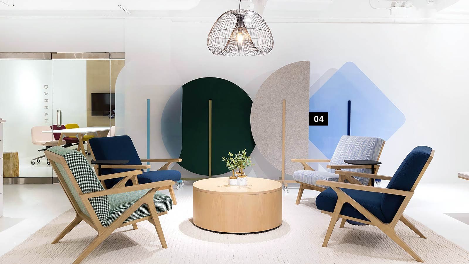 Modernes Showroom mit eleganten Sesseln und Deko-Elementen